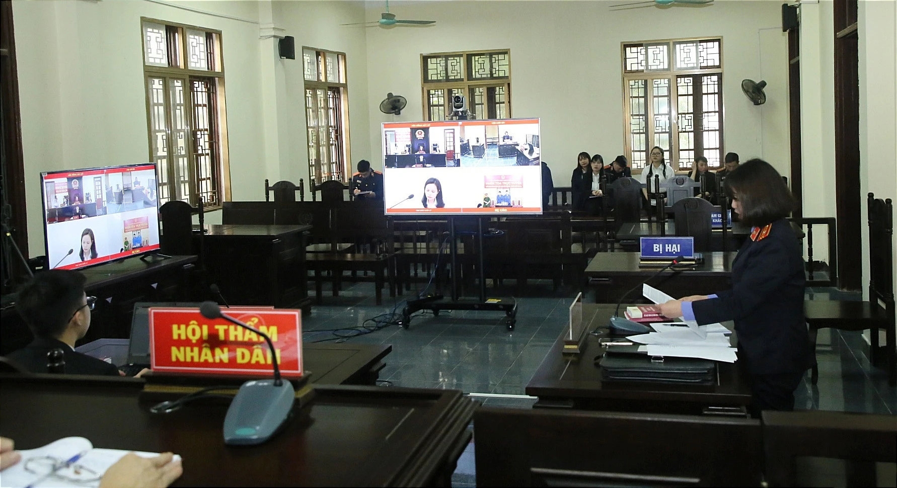 Phiên tòa được tổ chức bảo đảm các điều kiện về hạ tầng kỹ thuật, tuân thủ các quy định hiện hành.