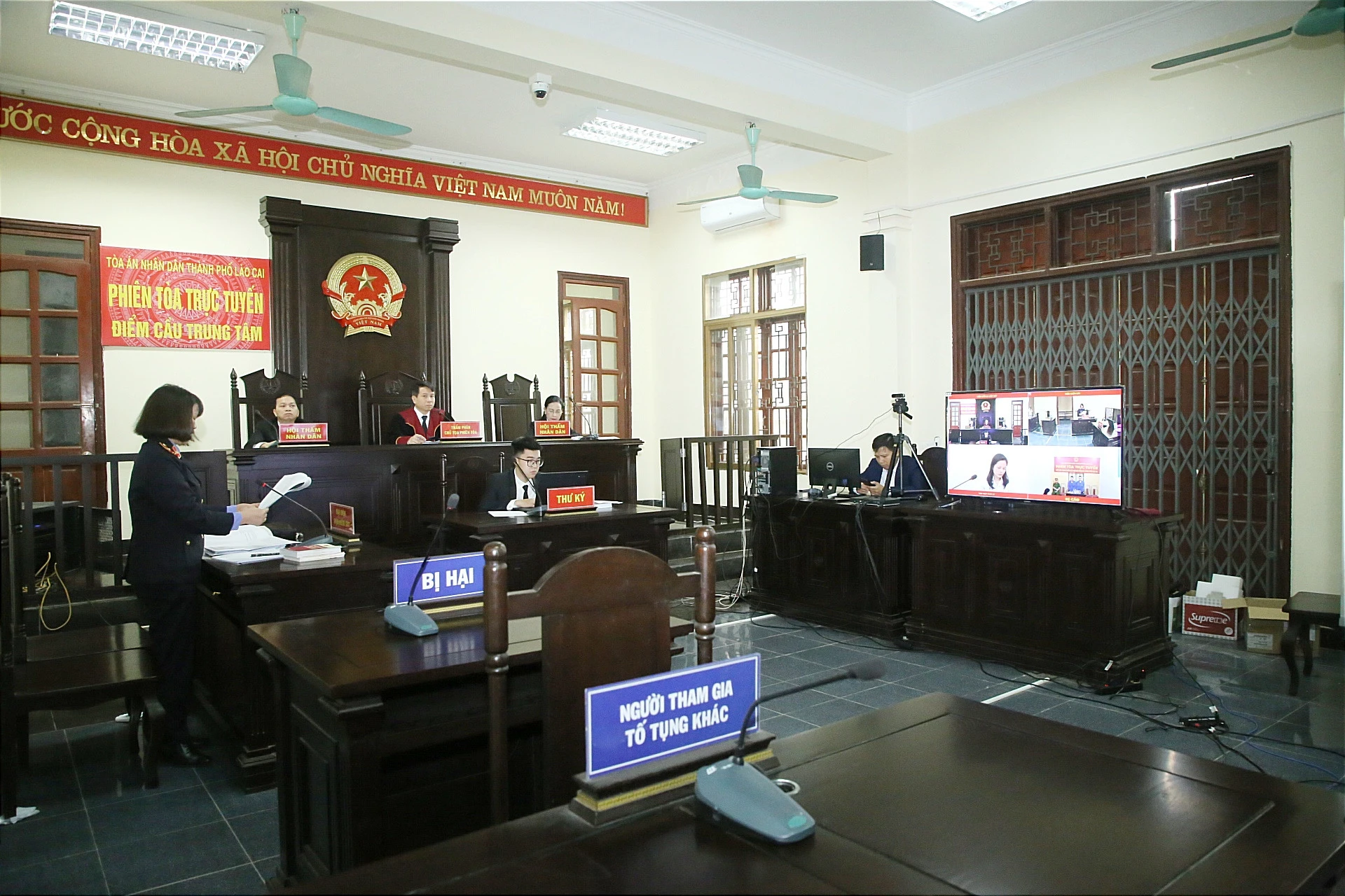 Quang cảnh phiên tòa trực tuyến xét xử 8 vụ án hình sự.