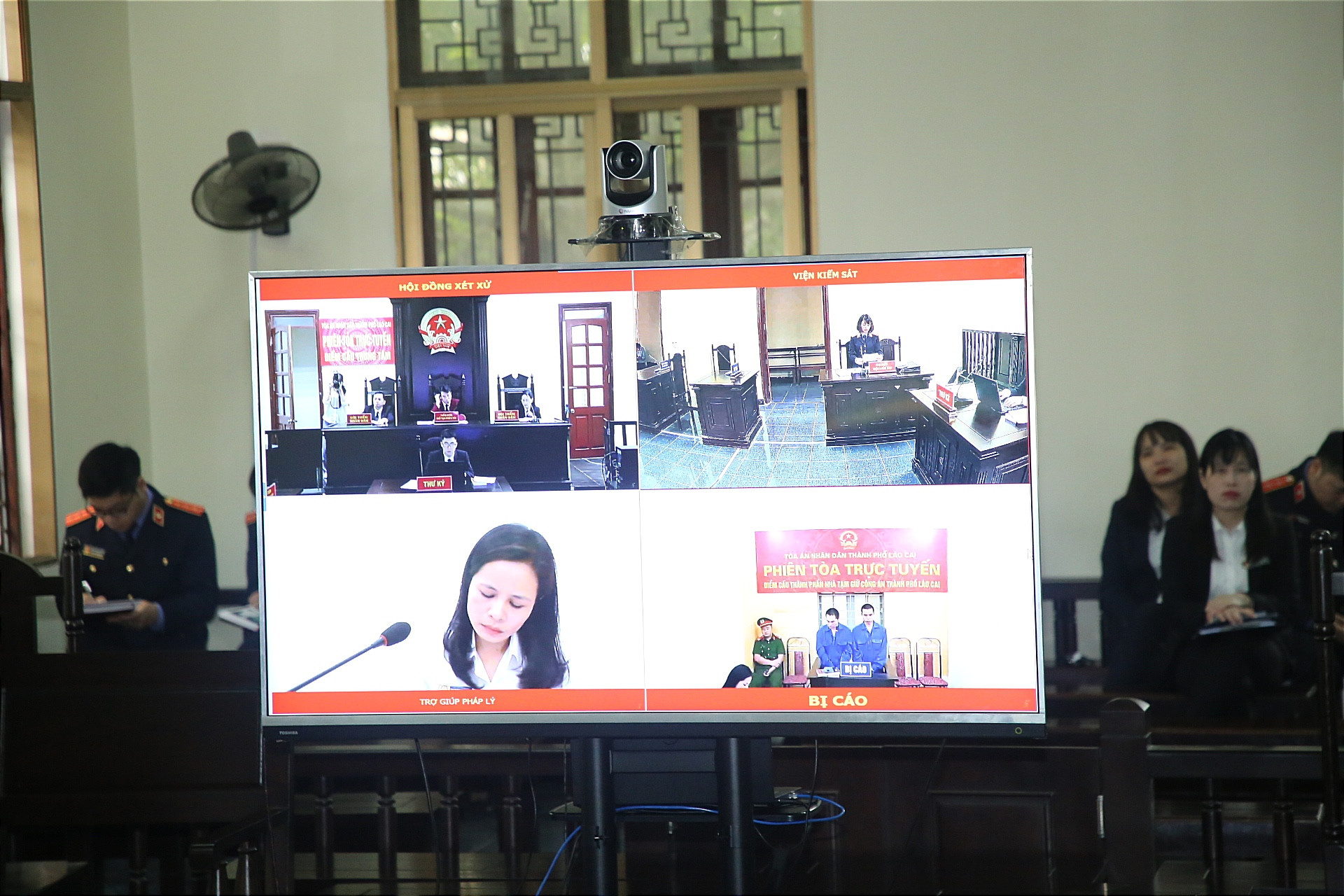 Phiên tòa kết nối với Nhà tạm giữ Công an thành phố Lào Cai. Phiên tòa kết nối với Nhà tạm giữ Công an thành phố Lào Cai.