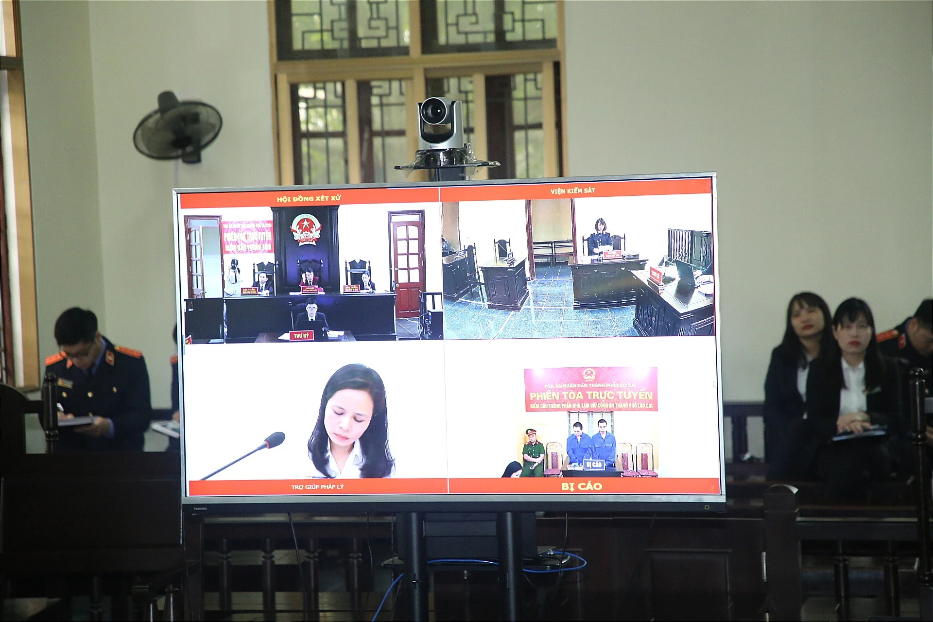 Phiên tòa kết nối với Nhà tạm giữ Công an thành phố Lào Cai.
