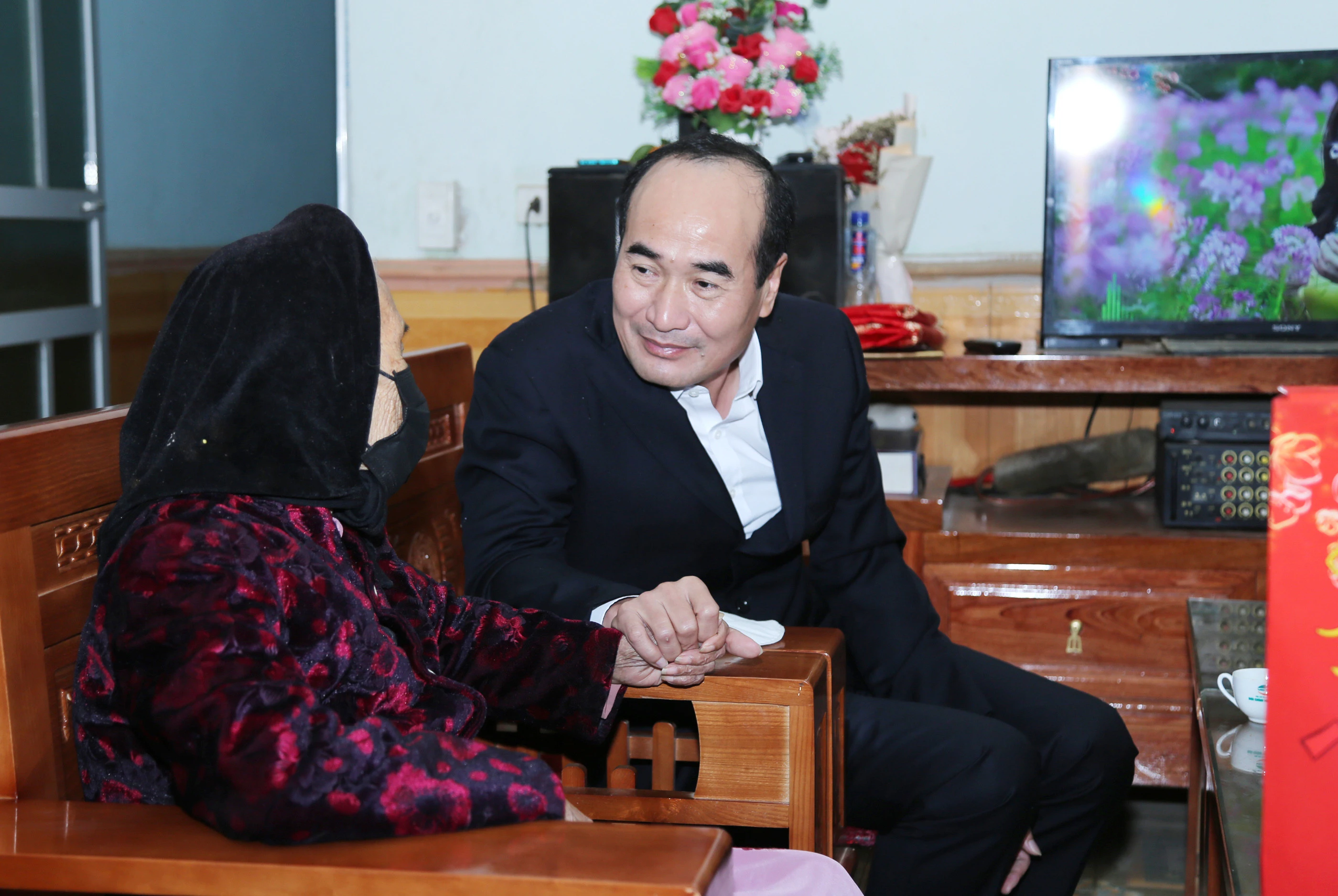 Đồng chí Vũ Xuân Cường, Phó Bí thư Thường trực Tỉnh ủy thăm hỏi, động viên người cao tuổi tại huyện Bảo Thắng.