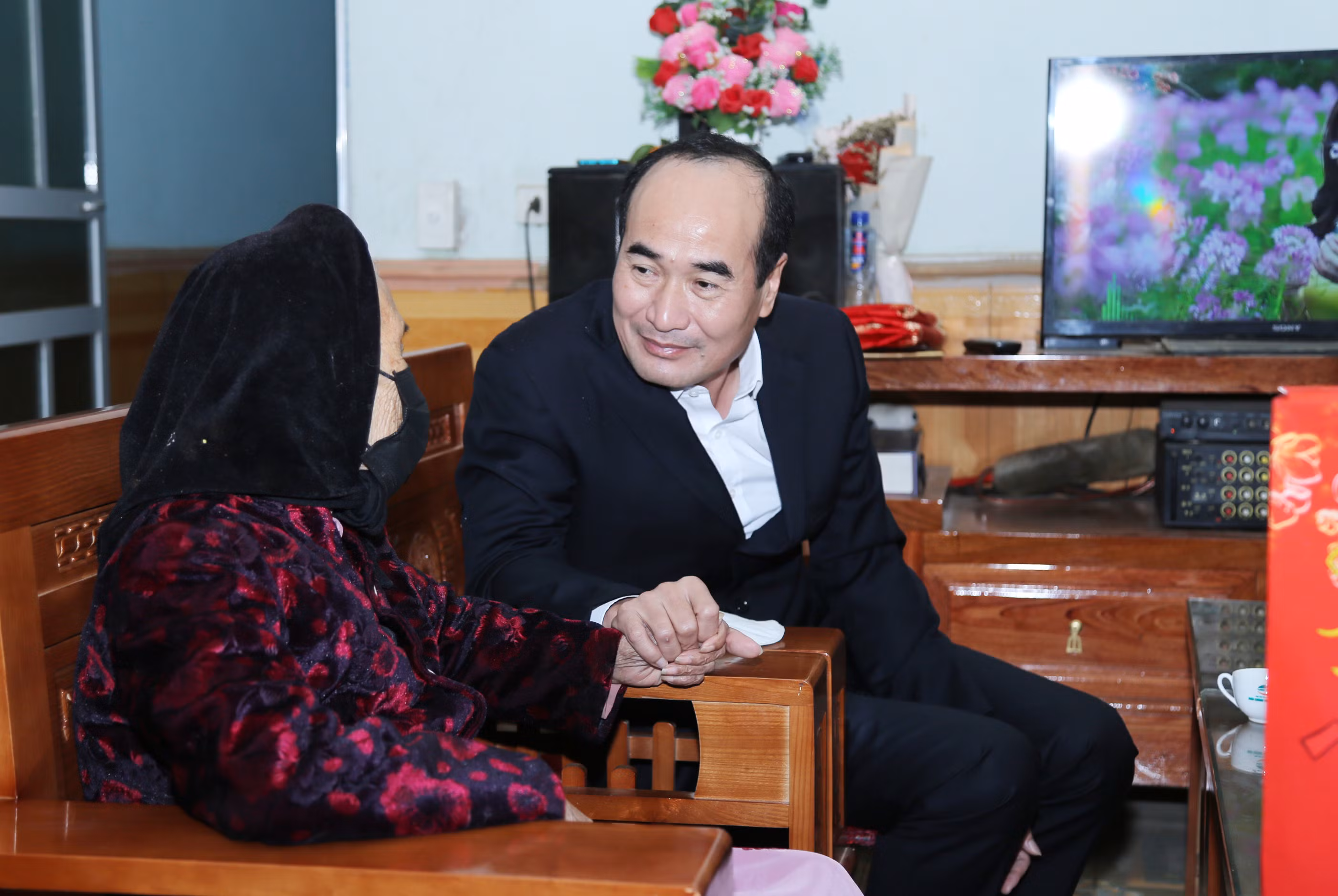 Đồng chí Vũ Xuân Cường, Phó Bí thư Thường trực Tỉnh ủy thăm hỏi, động viên người cao tuổi tại huyện Bảo Thắng.