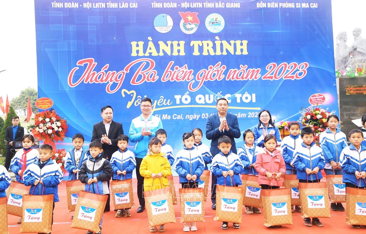 Nhiều phần quà ý nghĩa được trao cho học sinh có hoàn cảnh khó khăn trên địa bàn.