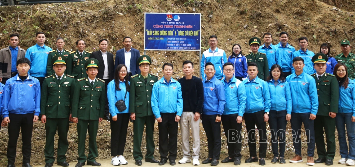 Khánh thành công trình thanh niên "Thắp sáng đường biên" và "Hàng cờ biên giới".