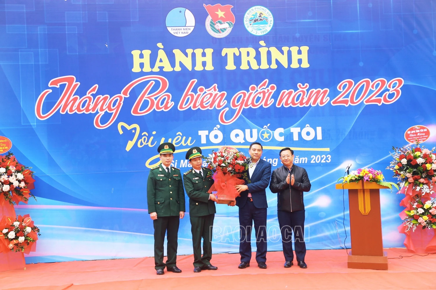 Các đồng chí lãnh đạo tỉnh tặng quà cho Đồn Biên phòng Si Ma Cai nhân ngày truyền thống Bộ đội Biên phòng.