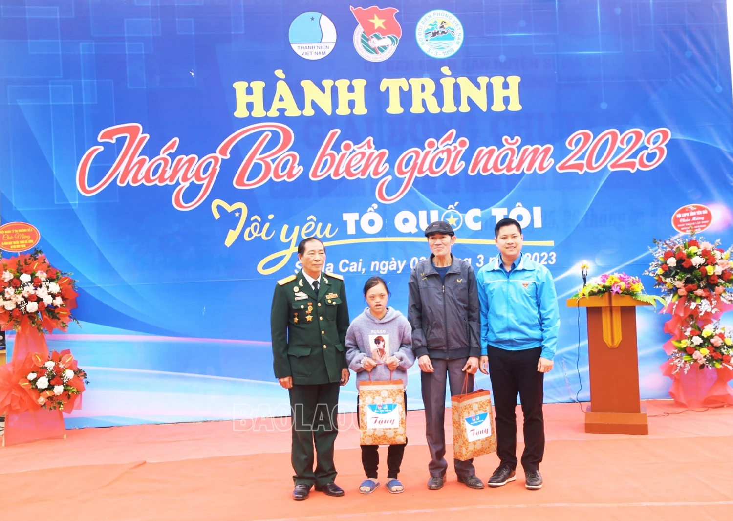 Nhiều phần quà ý nghĩa được trao cho học sinh có hoàn cảnh khó khăn trên địa bàn.