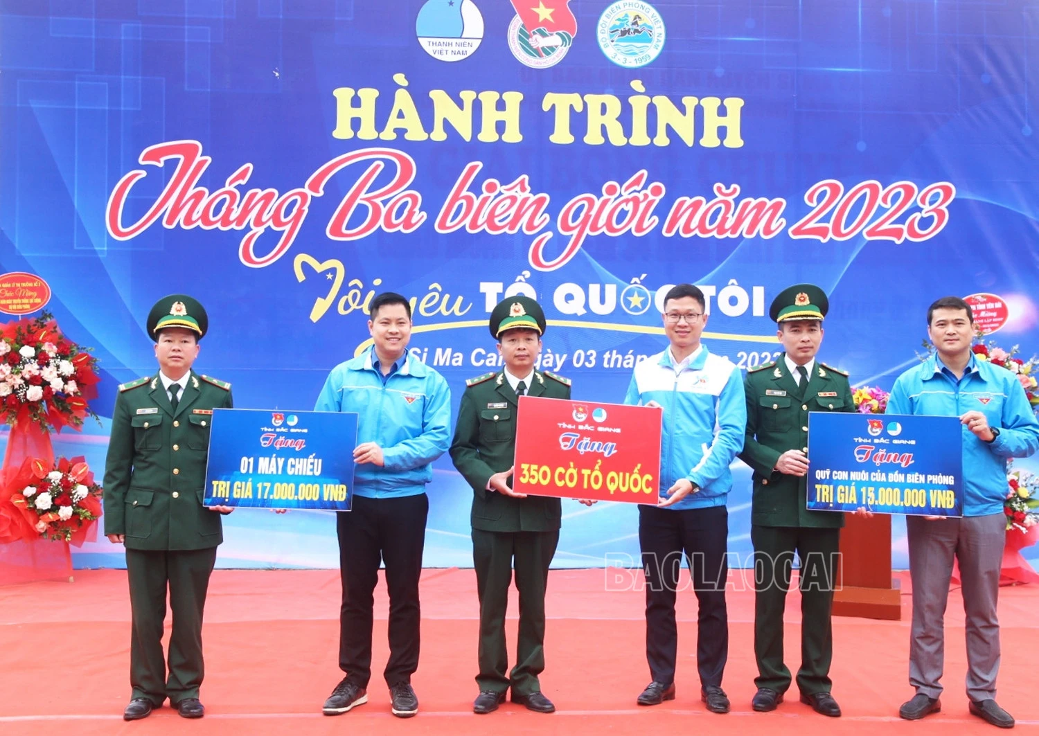 Tỉnh đoàn - Hội LHTN Việt Nam tỉnh Bắc Giang tặng quà cho Đồn Biên phòng Si Ma Cai.