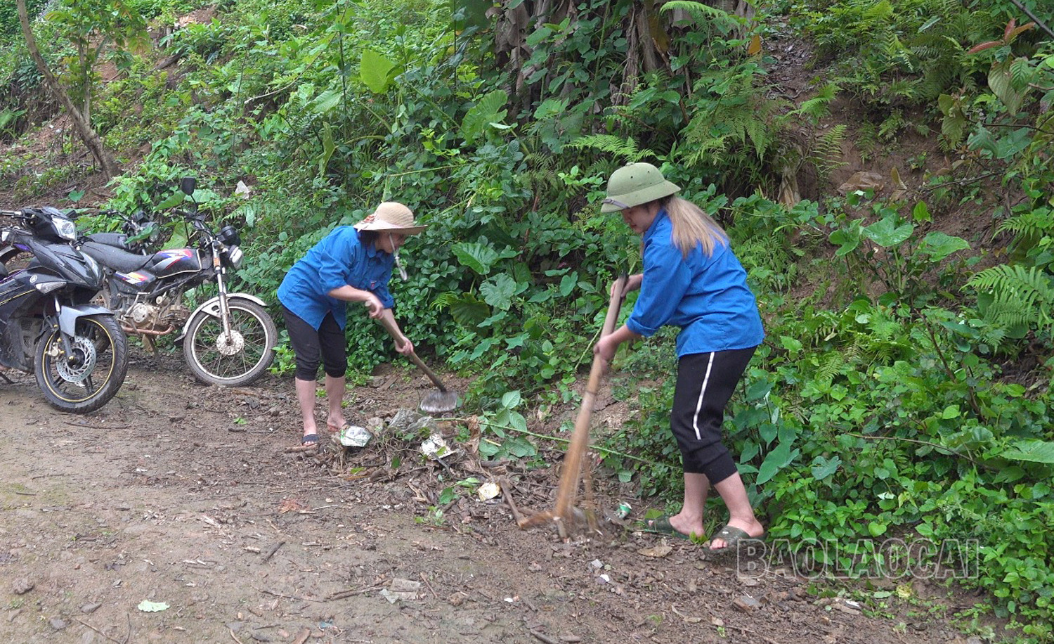 Ngay sau lễ phát động, đại biểu và Nhân dân ra quân thực hiện nhiều hoạt động thiết thực, góp phần giữ gìn vệ sinh, bảo vệ môi trường sống.
