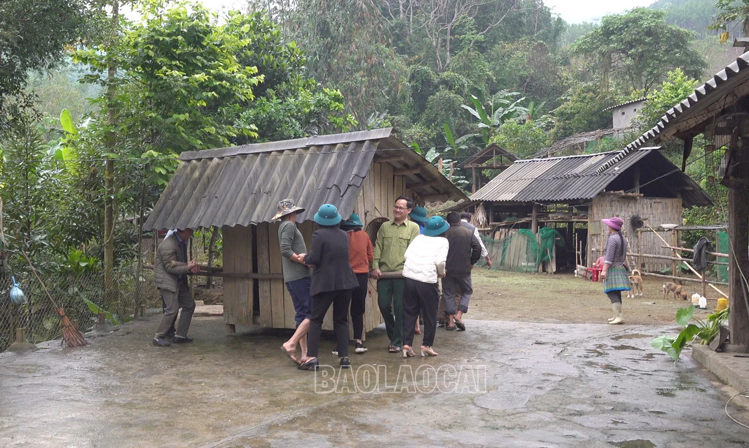 Ngay sau lễ phát động, đại biểu và Nhân dân ra quân thực hiện nhiều hoạt động thiết thực, góp phần giữ gìn vệ sinh, bảo vệ môi trường sống.