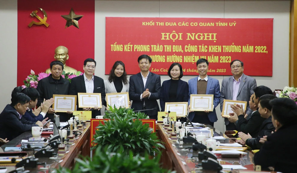 Khen thưởng các tập thể có thành tích xuất sắc. Khen thưởng các cá nhân có thành tích xuất sắc.