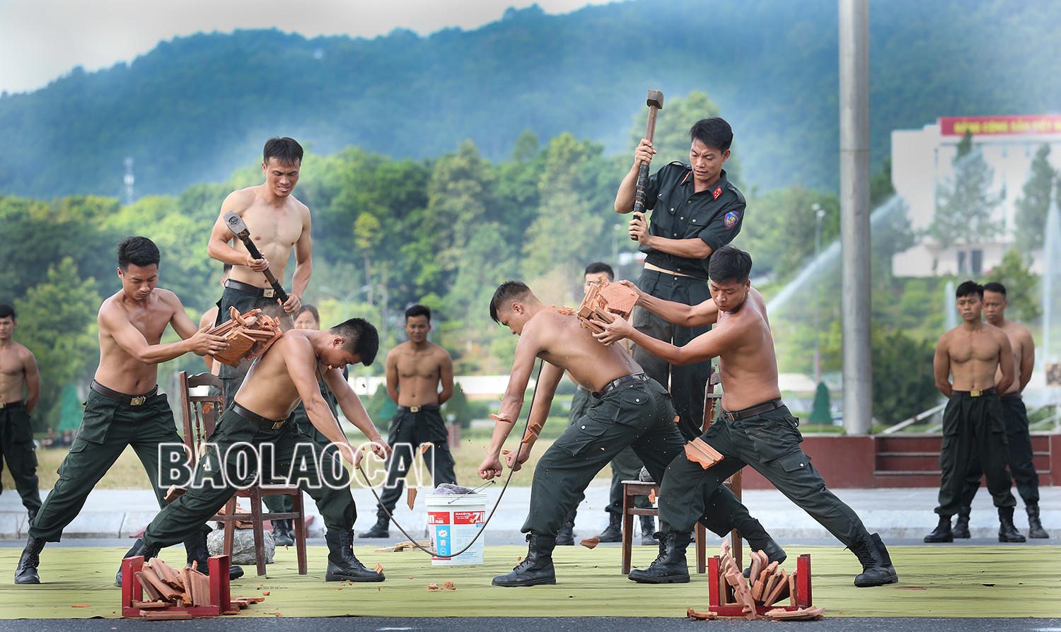 Chiến sỹ cảnh sát cơ động tập luyện. (Tác giả Phạm Bằng) Trẻ con đồng bào dân tộc Hà Nhì. (Tác giả Phạm Bằng) Nhà thờ đá Sa Pa. (Tác giả Nguyễn Thiện Hùng) Vũ công tương lai. (Tác giả Hiệp Đình Yến) Thợ sửa kèn. (Tác giả Hiệp Đình Yến) Vẽ sáp ong. (Tác giả Tô Bá Hiếu)