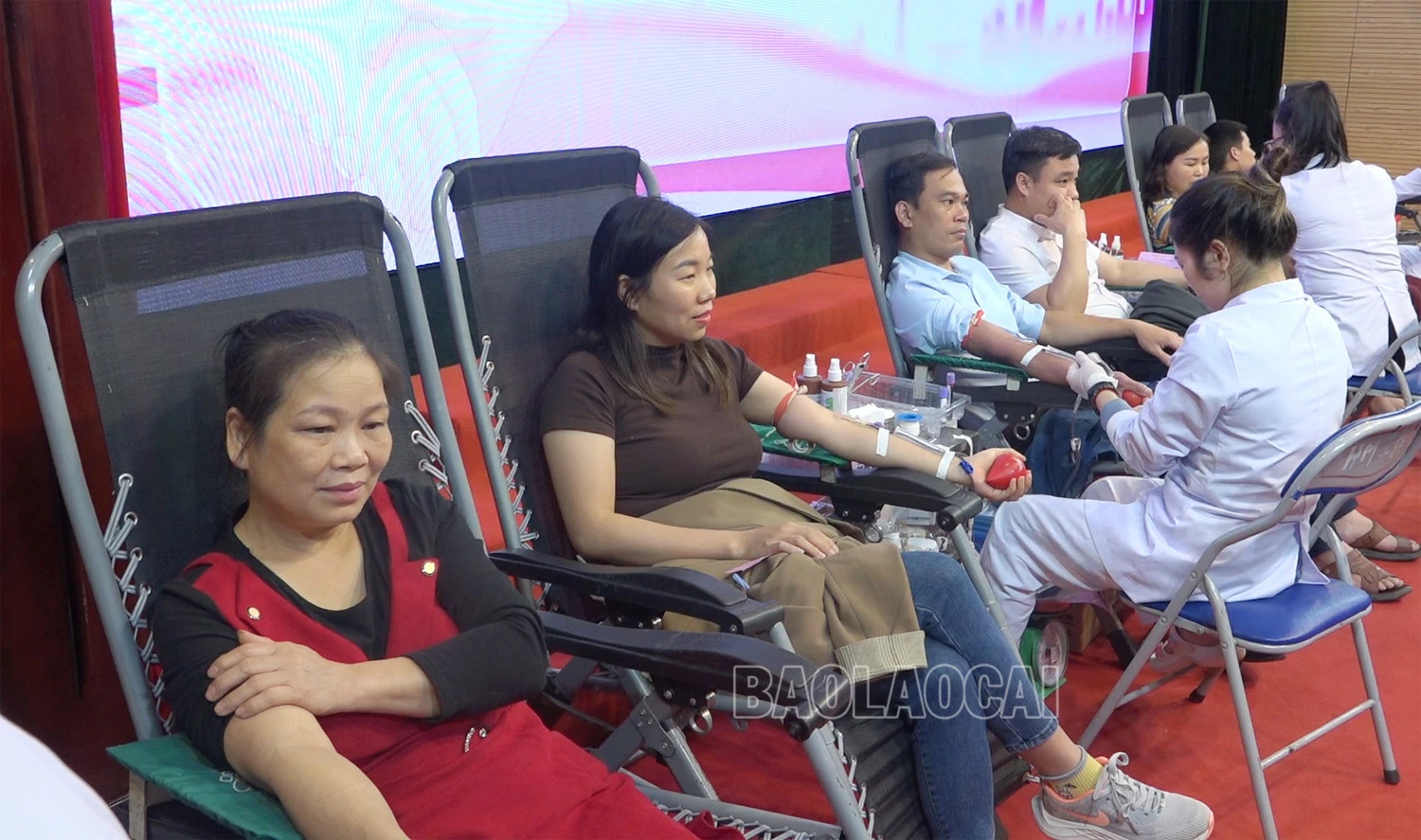 Ngày hội hiến máu tình nguyện thu hút đông người tham gia.