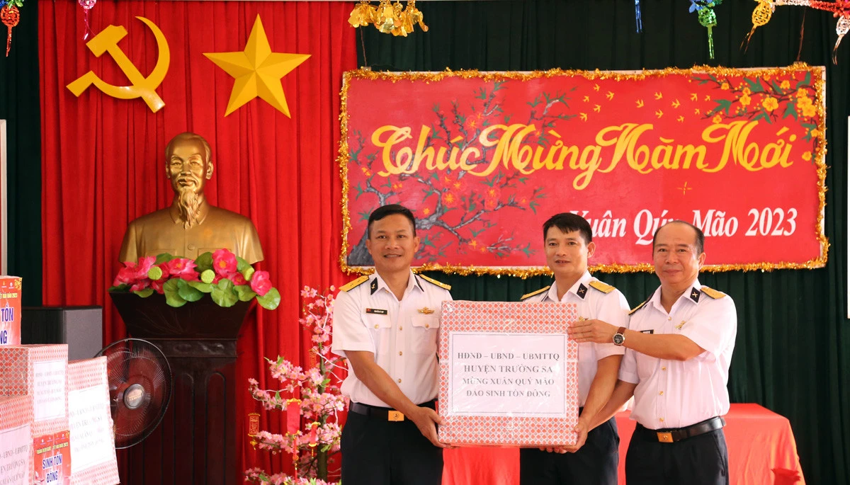 Cán bộ, chiến sỹ đảo Sinh Tồn Đông đón đoàn công tác của Lữ đoàn 146 lên thăm và chúc Tết Nguyên đán Quý Mão 2023. Cán bộ, chiến sỹ đảo Sinh Tồn Đông vận chuyển hàng tết từ cầu tàu vào trung tâm đảo. Những cây quất trĩu quả vượt qua bao sóng gió đến với quân, dân đảo Sinh Tồn Đông. Cán bộ, chiến sỹ mới lên đảo trò chuyện. Đoàn công tác của Lữ đoàn 146, Vùng 4 Hải quân gặp mặt, chúc tết cán bộ, chiến sỹ trên đảo Sinh Tồn Đông. Lãnh đạo Lữ đoàn 146 trao quà tết cho cán bộ, chiến sỹ đảo Sinh Tồn Đông. Chùa Sinh Tồn Đông – cột mốc lịch sử, điểm tựa tinh thần của quân và dân xã đảo Sinh Tồn Đông. Tết này, hệ thống điện gió và điện mặt trời được cải tạo hiện đại hơn để phục vụ quân và dân trên đảo. Vườn rau tăng gia trên đảo. Dù vui xuân, đón tết nhưng nhiệm vụ canh gác bảo vệ biển, đảo vẫn được cán bộ, chiến sỹ Sinh Tồn Đông duy trì đúng quy định.