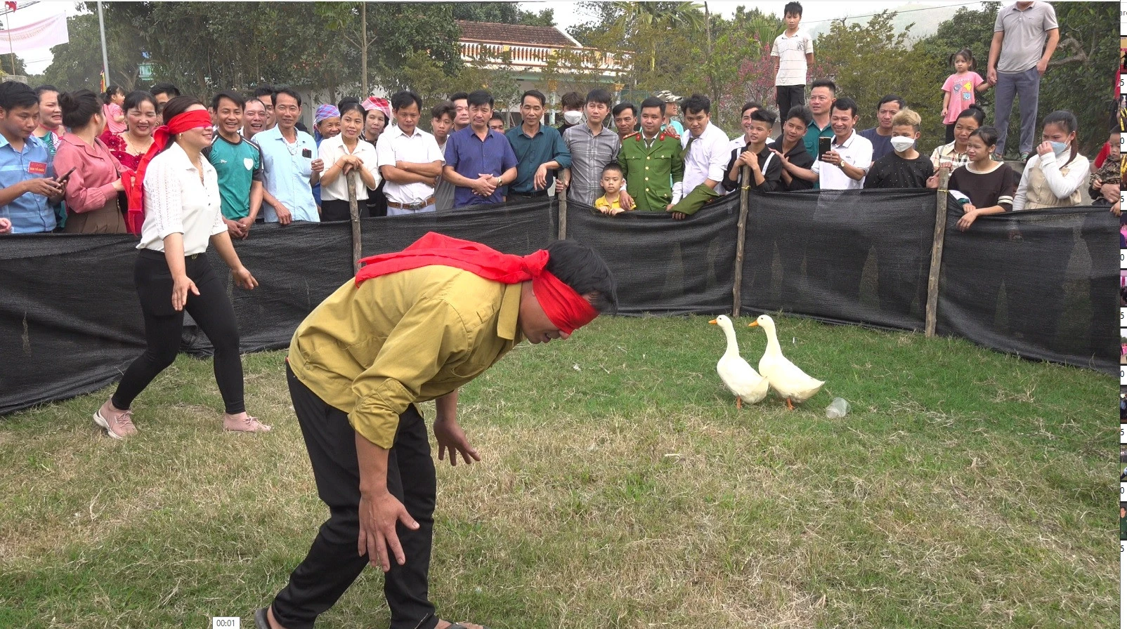 Người dân tham gia trò chơi bịt mắt bắt vịt.