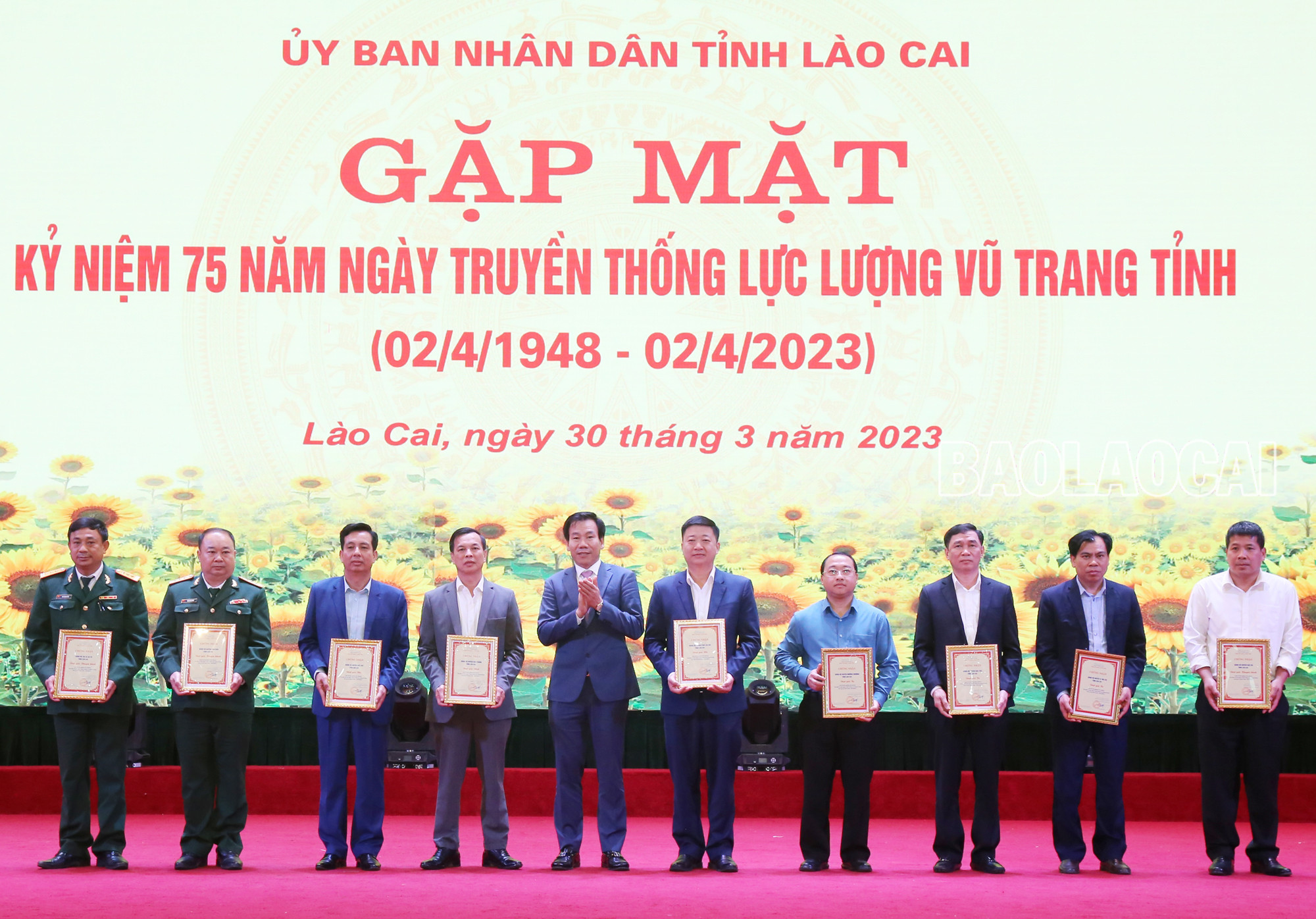 Ban Tổ chức trao giải cho các tập thể, cá nhân đoạt giải trong Cuộc thi trắc nghiệm trên internet tìm hiểu 75 năm Ngày truyền thống LLVT tỉnh.