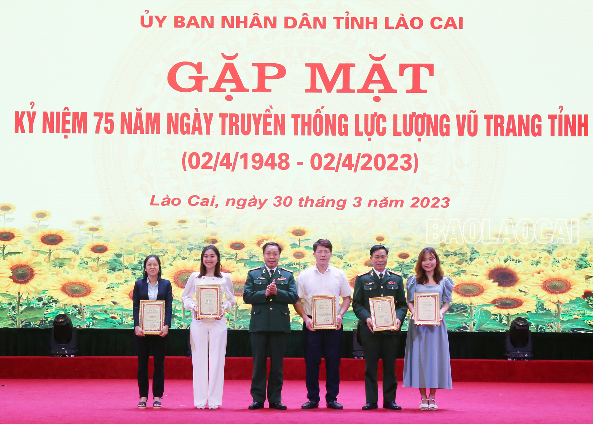 Ban Tổ chức trao giải cho các tập thể, cá nhân đoạt giải trong Cuộc thi trắc nghiệm trên internet tìm hiểu 75 năm Ngày truyền thống LLVT tỉnh.