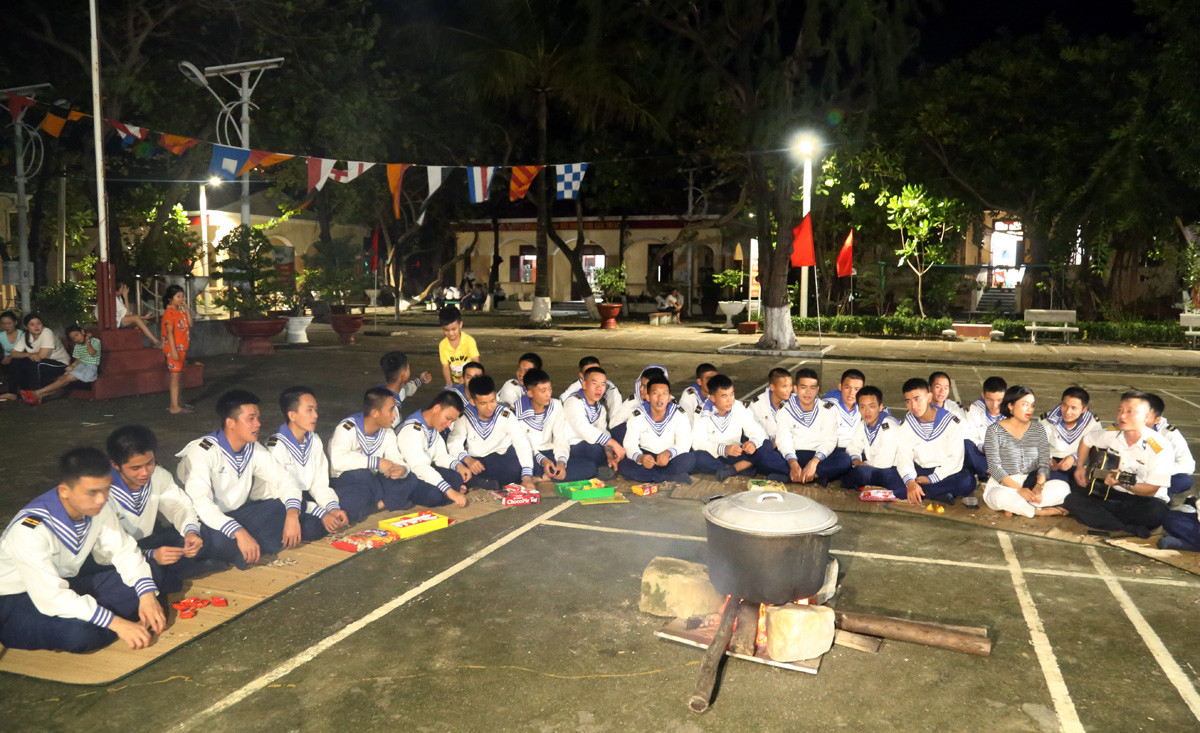 Trẻ em đảo Sinh Tồn hào hứng tham gia luộc bánh chưng tết. Bên nồi bánh chưng rực lửa hồng, quân và dân đảo Sinh Tồn cùng cất cao tiếng hát chào xuân mới Quý Mão.