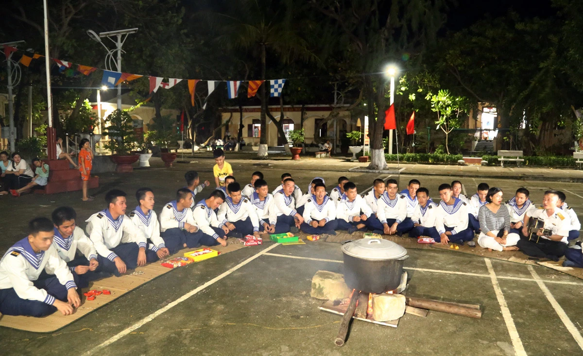 Trẻ em đảo Sinh Tồn hào hứng tham gia luộc bánh chưng tết. Bên nồi bánh chưng rực lửa hồng, quân và dân đảo Sinh Tồn cùng cất cao tiếng hát chào xuân mới Quý Mão.