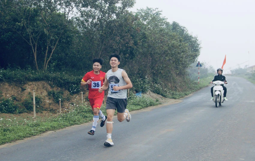Các vận động viên tranh tài tại Giải chạy việt dã truyền thống huyện Bảo Thắng lần thứ 43.