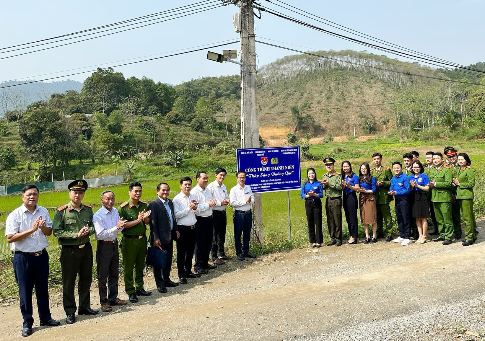 Nhiều công trình, phần việc thanh niên hoàn thành đã khẳng định vai trò, trách nhiệm của đoàn viên, thanh niên trong xây dựng quê hương. Nhiều công trình, phần việc thanh niên hoàn thành đã khẳng định vai trò, trách nhiệm của đoàn viên, thanh niên trong xây dựng quê hương.