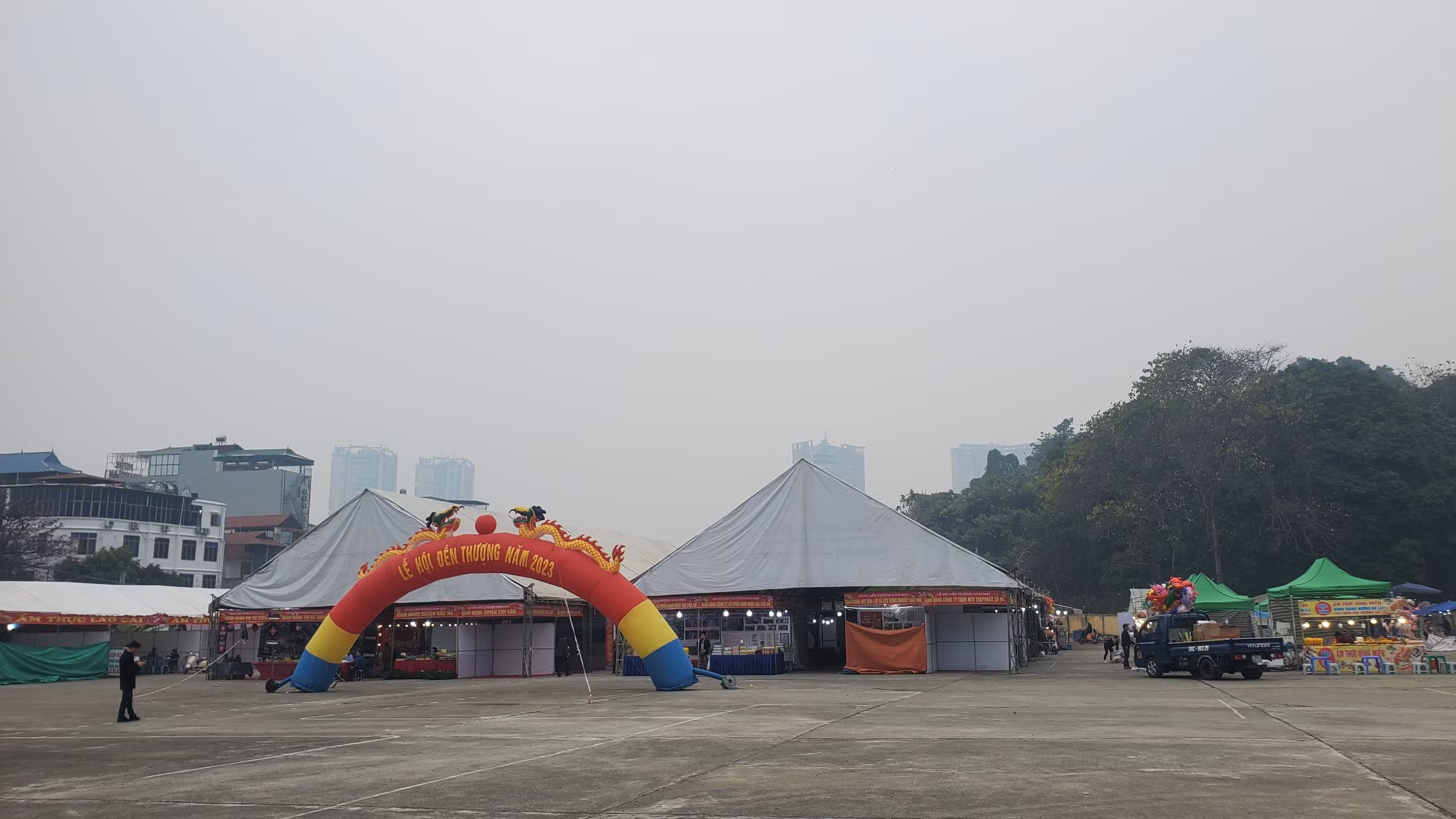 Sân khấu chính của lễ hội đã được hoàn thiện. Các cán bộ Trung tâm Văn hóa, Thể thao - Truyền thông thành phố Lào Cai kiểm tra hệ thống âm thanh, ánh sáng sân khấu chính. Khu vực cổng chính đền Thượng được trang trí hệ thống đèn led chiếu sáng. Cờ hội được treo dọc các tuyến đường dẫn vào đền Thượng. Các cán bộ Thành đoàn Lào Cai chuẩn bị khu vực tổ chức trò chơi dân gian. Tập dượt cho phần lễ đảm bảo diễn ra trang nghiêm, an toàn. Những gian hàng cuối cùng được gấp rút hoàn thành, góp phần quảng bá, giới thiệu sản phẩm, sản vật của các địa phương trong tỉnh và sản phẩm OCOP tại lễ hội với du khách. Không gian trưng bày Hội báo Xuân Quý Mão 2023 đã được hoàn tất với các sản phẩm báo in, bản tin, sách; sản phẩm báo phát thanh, truyền hình, cổng thông tin điện tử... Cán bộ Viettel Lào Cai kiểm tra đường truyền mạng internet chuẩn bị cho Lễ hội đền Thượng 2023. Công tác đảm bảo an toàn giao thông, phân luồng chống ách tắc được thực hiện từ sớm. Đền Thượng đã sẵn sàng chào đón người dân, du khách mọi miền về dự lễ hội.