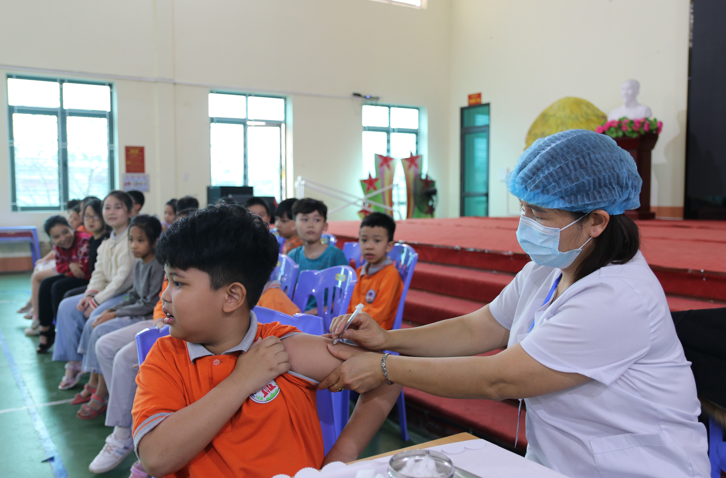 Tiêm vắc-xin uốn ván và bạch hầu giảm liều (Td) cho học sinh Trường Tiểu học Lê Văn Tám (thành phố Lào Cai).