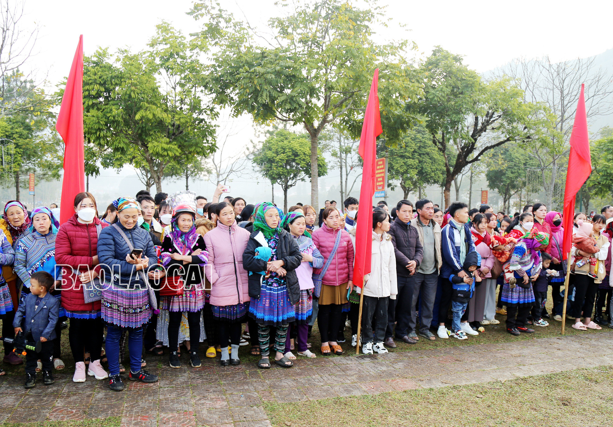 Các tân binh và đông đảo người thân, các em học sinh đến tiễn tân binh lên đường nhập ngũ.