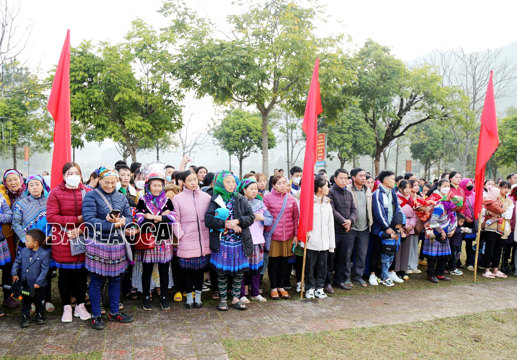 Các tân binh và đông đảo người thân, các em học sinh đến tiễn tân binh lên đường nhập ngũ.