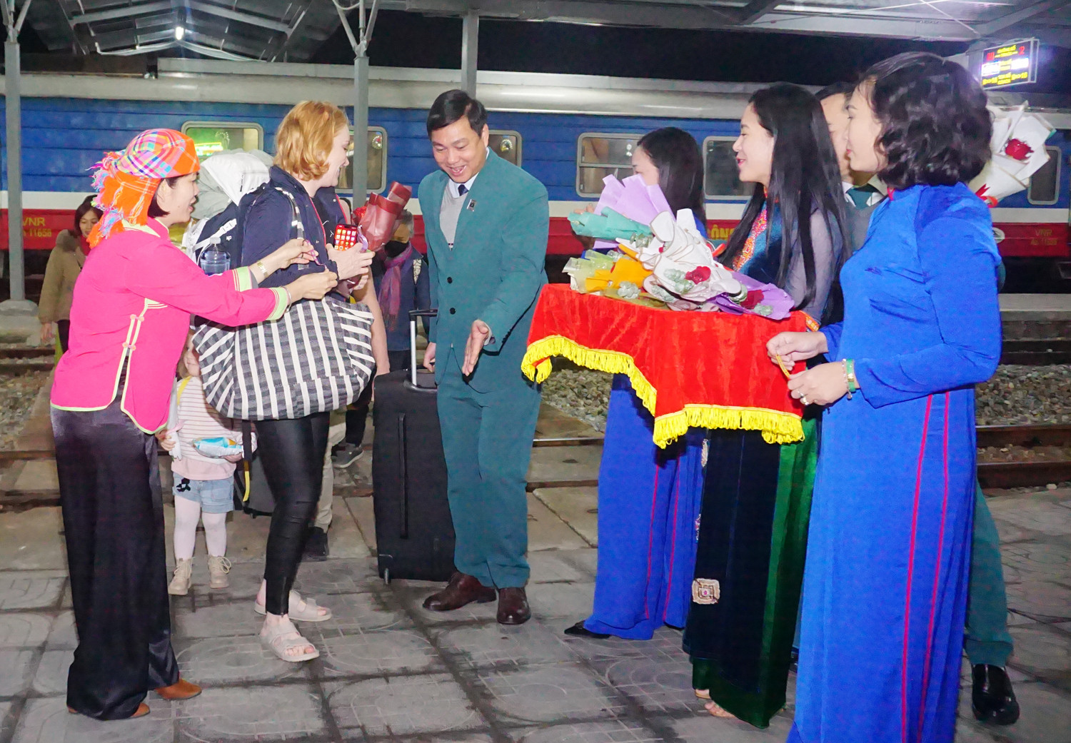 Chào đón đoàn khách du lịch đầu tiên "xông đất" Lào Cai trong ngày đầu năm mới 2023 ảnh 1