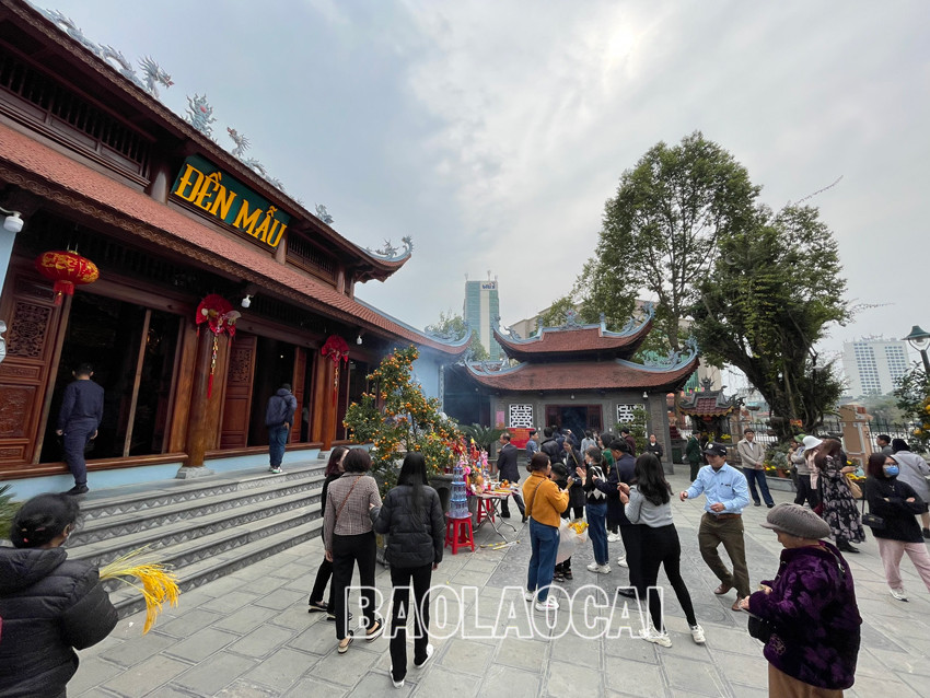 Người dân và du khách nô nức du xuân thành phố Lào Cai ảnh 7 Người dân và du khách nô nức du xuân thành phố Lào Cai ảnh 7