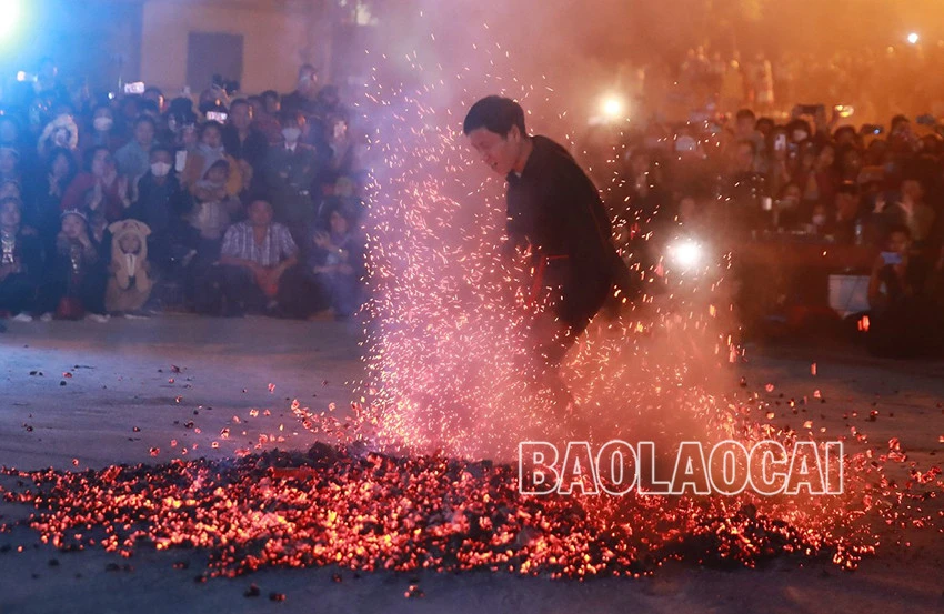 Ấn tượng vũ điệu nhảy lửa của người Dao đỏ Bắc Hà ảnh 11 Ấn tượng vũ điệu nhảy lửa của người Dao đỏ Bắc Hà ảnh 11