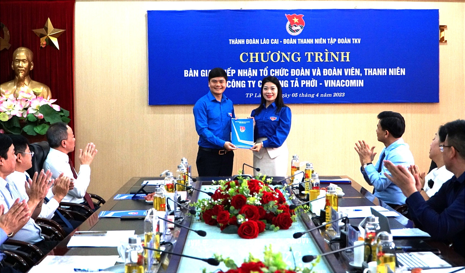 Thành đoàn Lào Cai trao quyết định bàn giao tổ chức đoàn và đoàn viên, thanh niên Công ty Cổ phần Đồng Tả Phời - Vinacomin. Đoàn thanh niên Tập đoàn Công nghiệp - Than Khoáng sản Việt Nam Vinacomin trao quyết định tiếp nhận Đoàn thanh niên Công ty Cổ phần Đồng Tả Phời - Vinacomin.