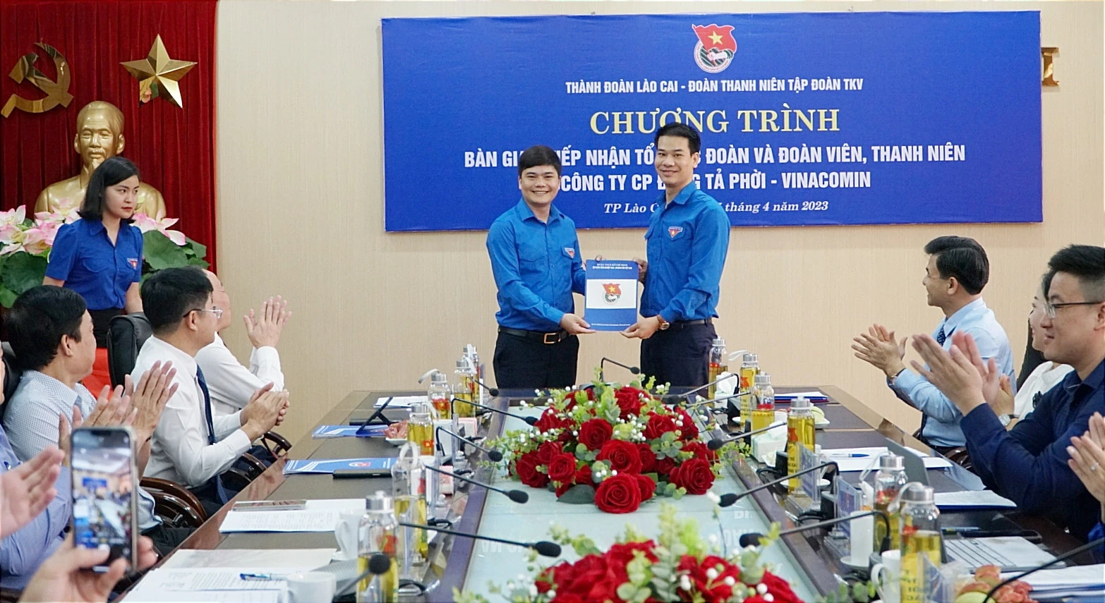 Thành đoàn Lào Cai trao quyết định bàn giao tổ chức đoàn và đoàn viên, thanh niên Công ty Cổ phần Đồng Tả Phời - Vinacomin. Đoàn thanh niên Tập đoàn Công nghiệp - Than Khoáng sản Việt Nam Vinacomin trao quyết định tiếp nhận Đoàn thanh niên Công ty Cổ phần Đồng Tả Phời - Vinacomin.