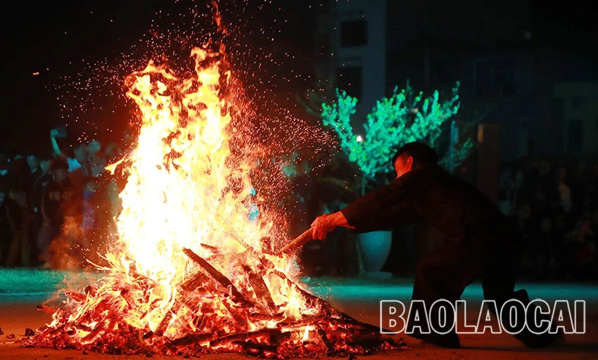 Ấn tượng vũ điệu nhảy lửa của người Dao đỏ Bắc Hà ảnh 5 Ấn tượng vũ điệu nhảy lửa của người Dao đỏ Bắc Hà ảnh 5