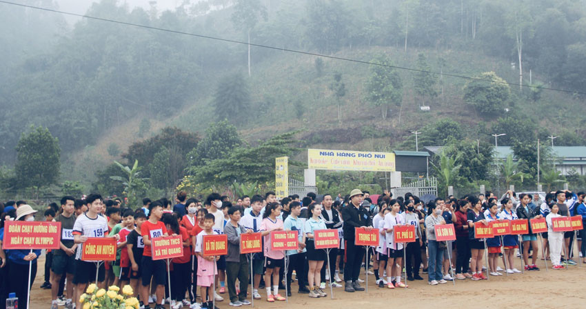 Các đoàn vận động viên tham gia Giải chạy việt dã truyền thống huyện Bảo Thắng lần thứ 43.