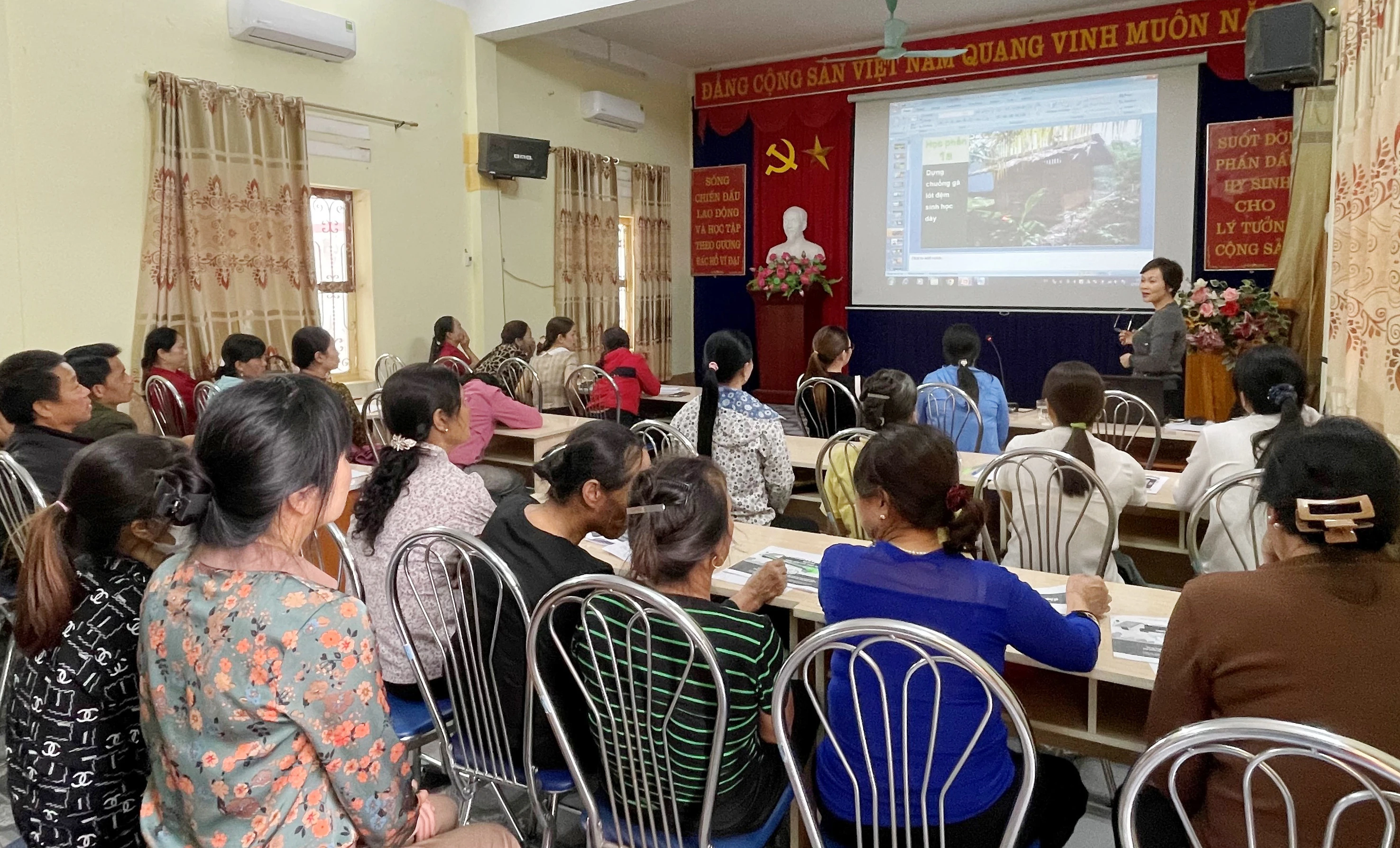 Quang cảnh hội nghị tập huấn tại cụm xã Phong Niên, thị trấn nông trường Phong Hải.