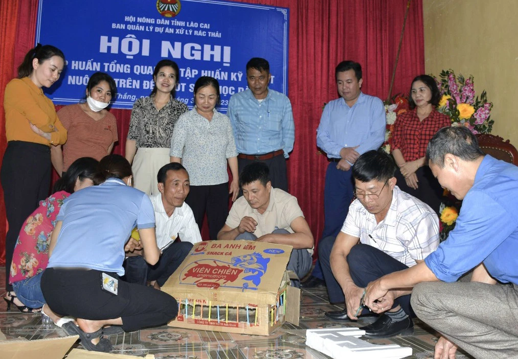 Thực hành làm chuồng nuôi gà cho học viên xã Xuân Quang.