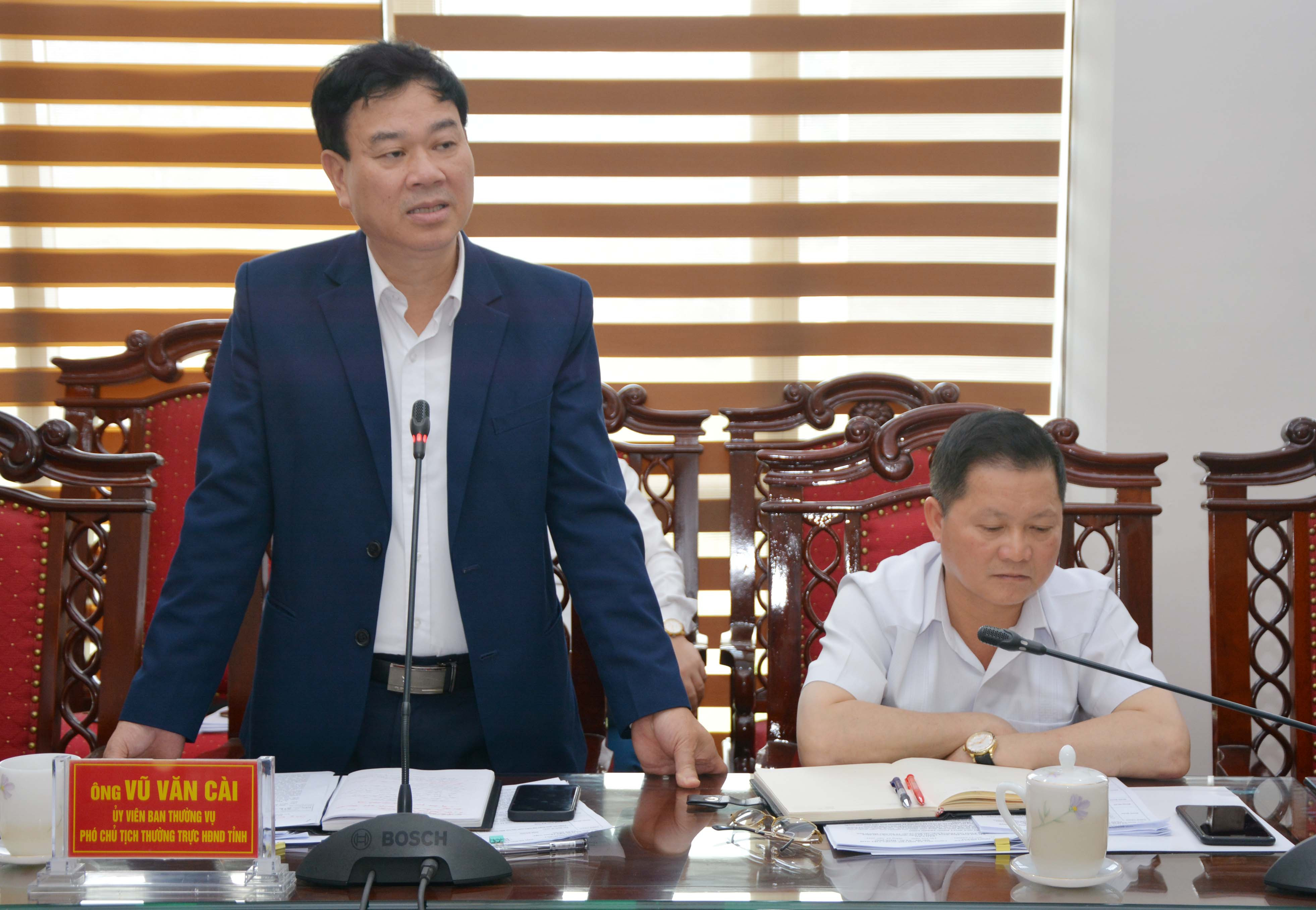 Đồng chí Vũ Văn Cài, Ủy viên Ban Thường vụ Tỉnh ủy, Phó Chủ tịch Thường trực HĐND tỉnh phát biểu làm rõ hơn về công tác tổ chức Kỳ họp thứ 12 HĐND tỉnh khóa XVI.