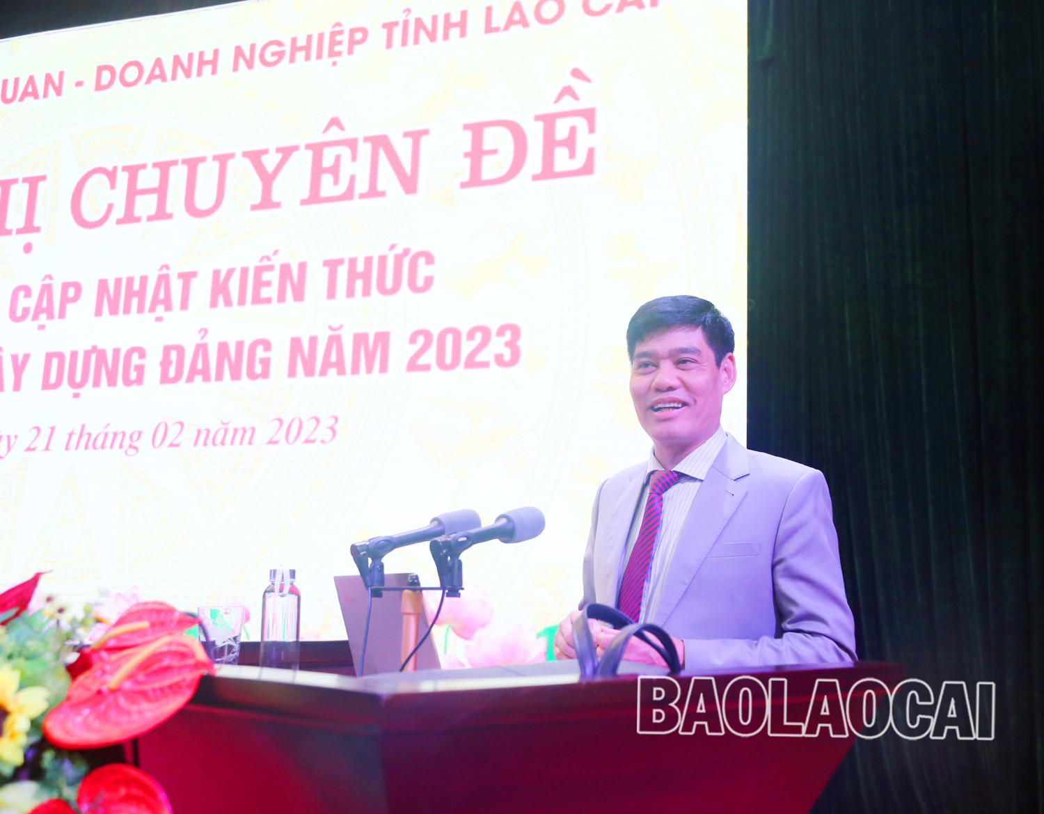 PGS.TS Lê Văn Cường, Phó Viện trưởng Viện Xây dựng Đảng, Học viện Chính trị Quốc gia Hồ Chí Minh truyền đạt 2 chuyên đề tại hội nghị.