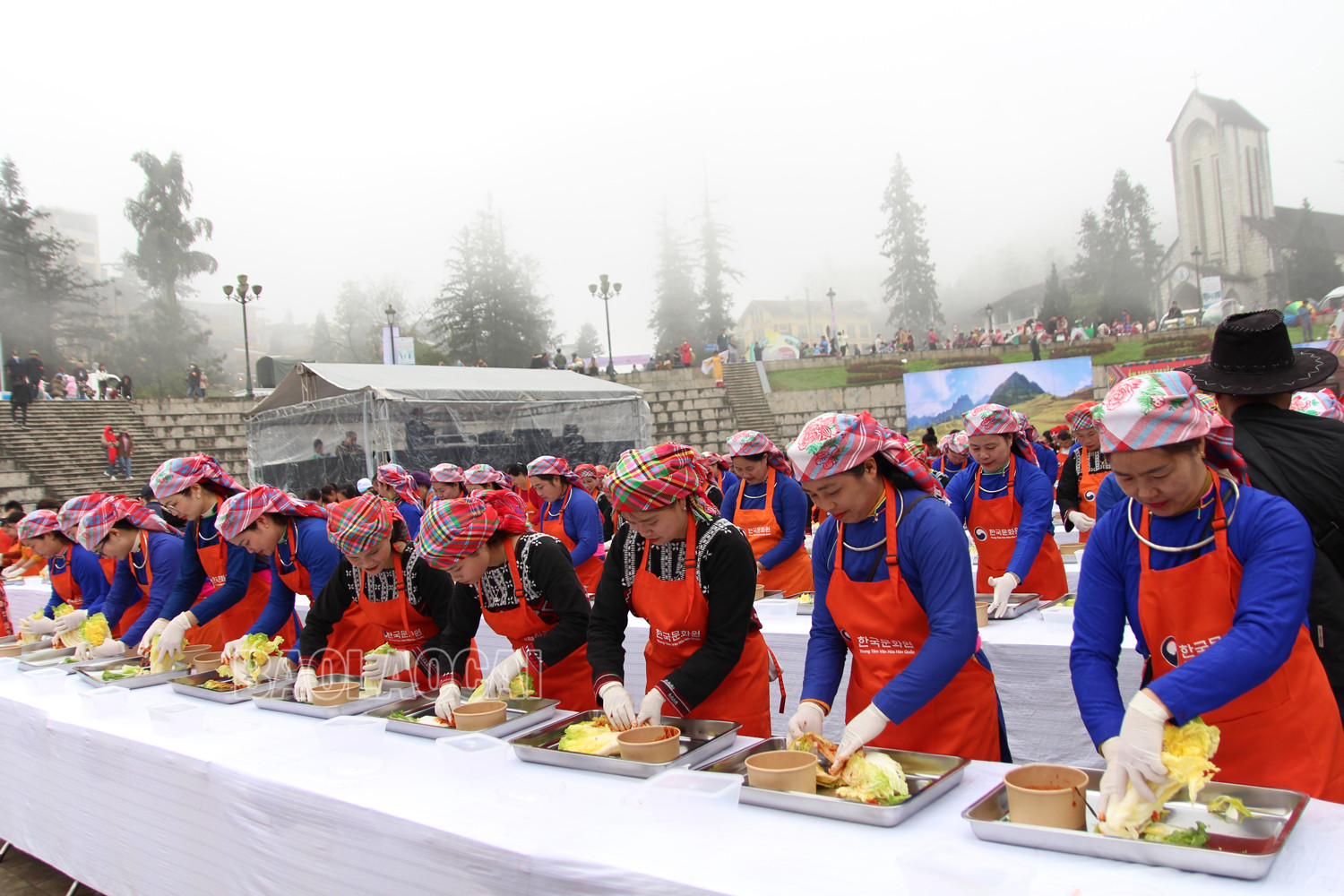 Hơn 200 người dân và du khách tham gia học làm món ăn quốc dân của Hàn Quốc tại Sa Pa ảnh 4 Hơn 200 người dân và du khách tham gia học làm món ăn quốc dân của Hàn Quốc tại Sa Pa ảnh 4