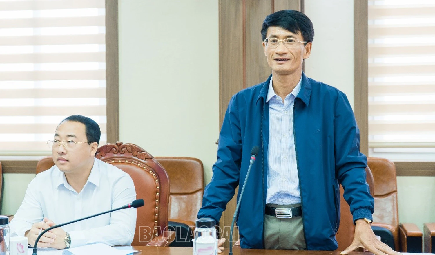 Đại diện lãnh đạo huyện Mường Khương thông tin về tình hình phát triển kinh tế - xã hội huyện Mường Khương.