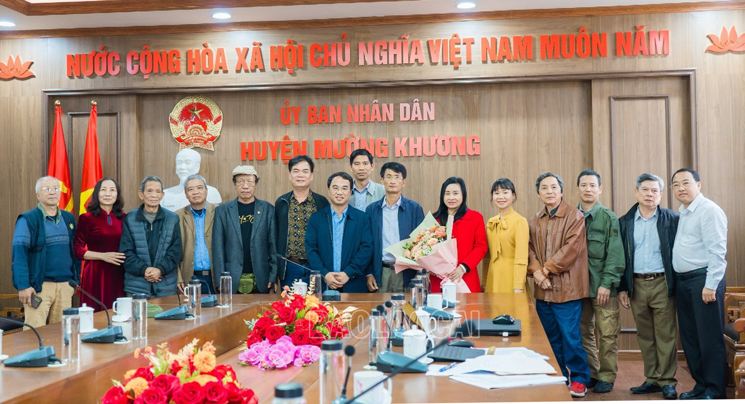 Lãnh đạo huyện Mường Khương tặng hoa chúc mừng các văn nghệ sỹ.