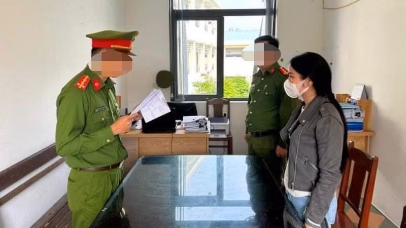 Công an quận Thanh Khê tống đạt quyết định khởi tố bị can đối với Trương Thị Vân Anh. (Ảnh: Công an cung cấp)