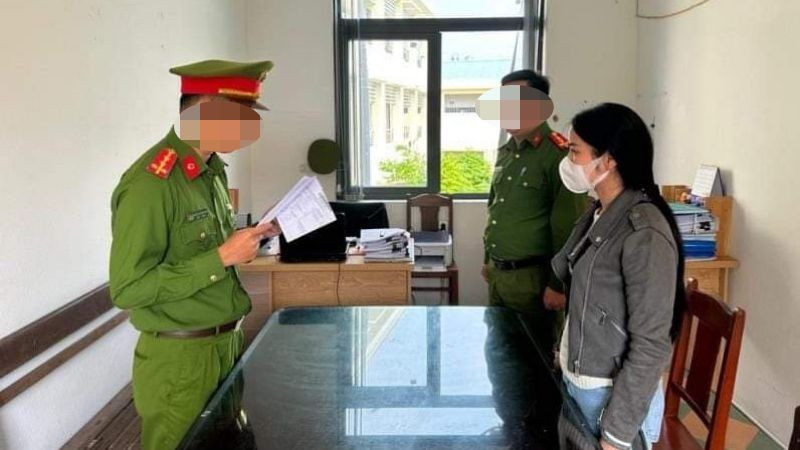 Một phụ nữ bị khởi tố vì chiếm giữ trái phép hơn 300 triệu đồng ảnh 1 Công an quận Thanh Khê tống đạt quyết định khởi tố bị can đối với Trương Thị Vân Anh. (Ảnh: Công an cung cấp)