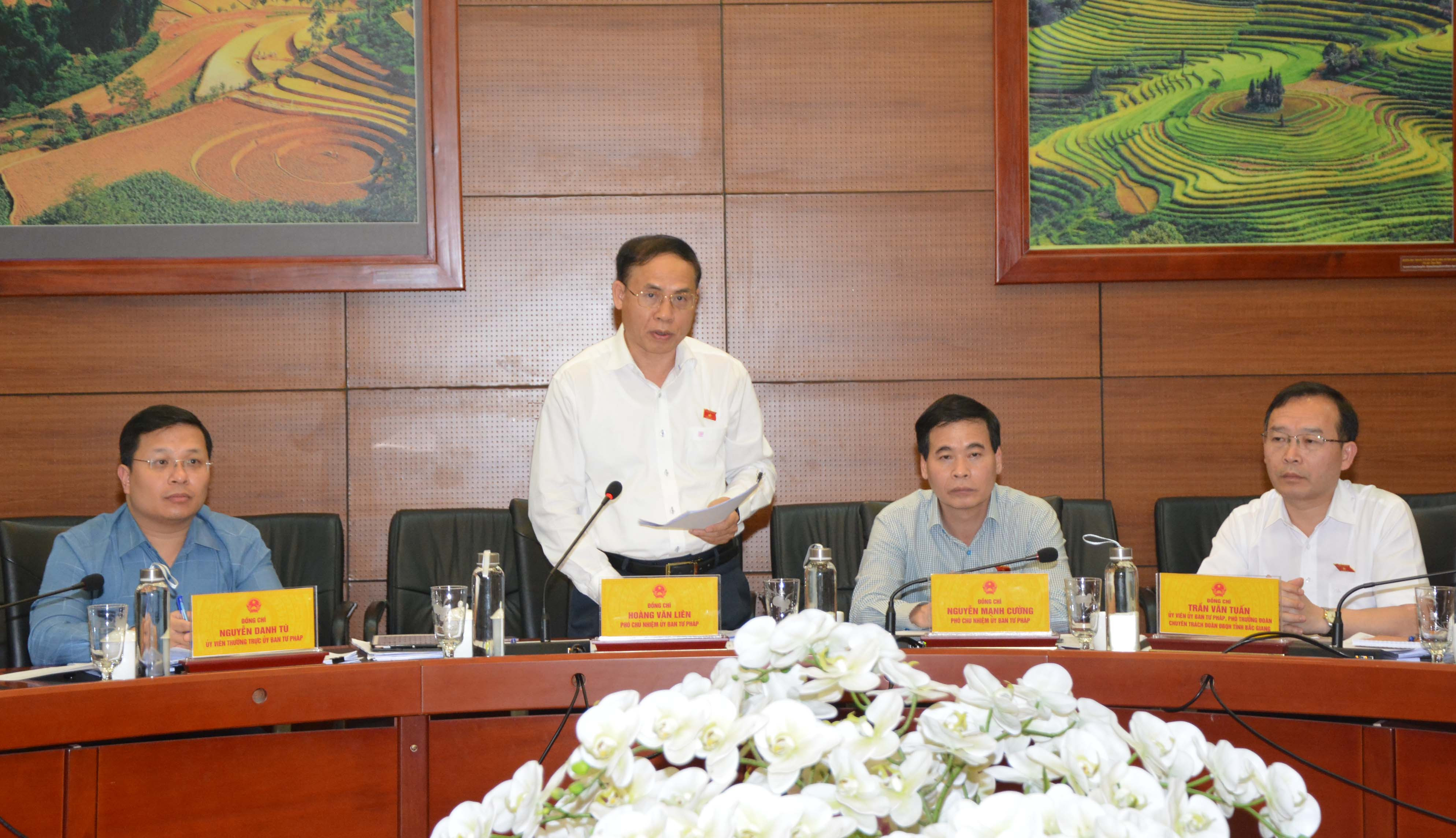 Đồng chí Hoàng Văn Liên, Phó Chủ nhiệm Ủy ban Tư pháp Quốc hội, Trưởng đoàn công tác phát biểu kết luận buổi làm việc.