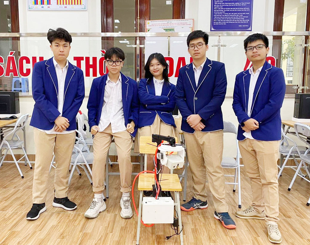 Nhóm học sinh nghiên cứu của Trường THPT số 1 thành phố Lào Cai và sản phẩm dự án. Nhóm học sinh nghiên cứu của Trường THPT số 1 thành phố Lào Cai và sản phẩm dự án.