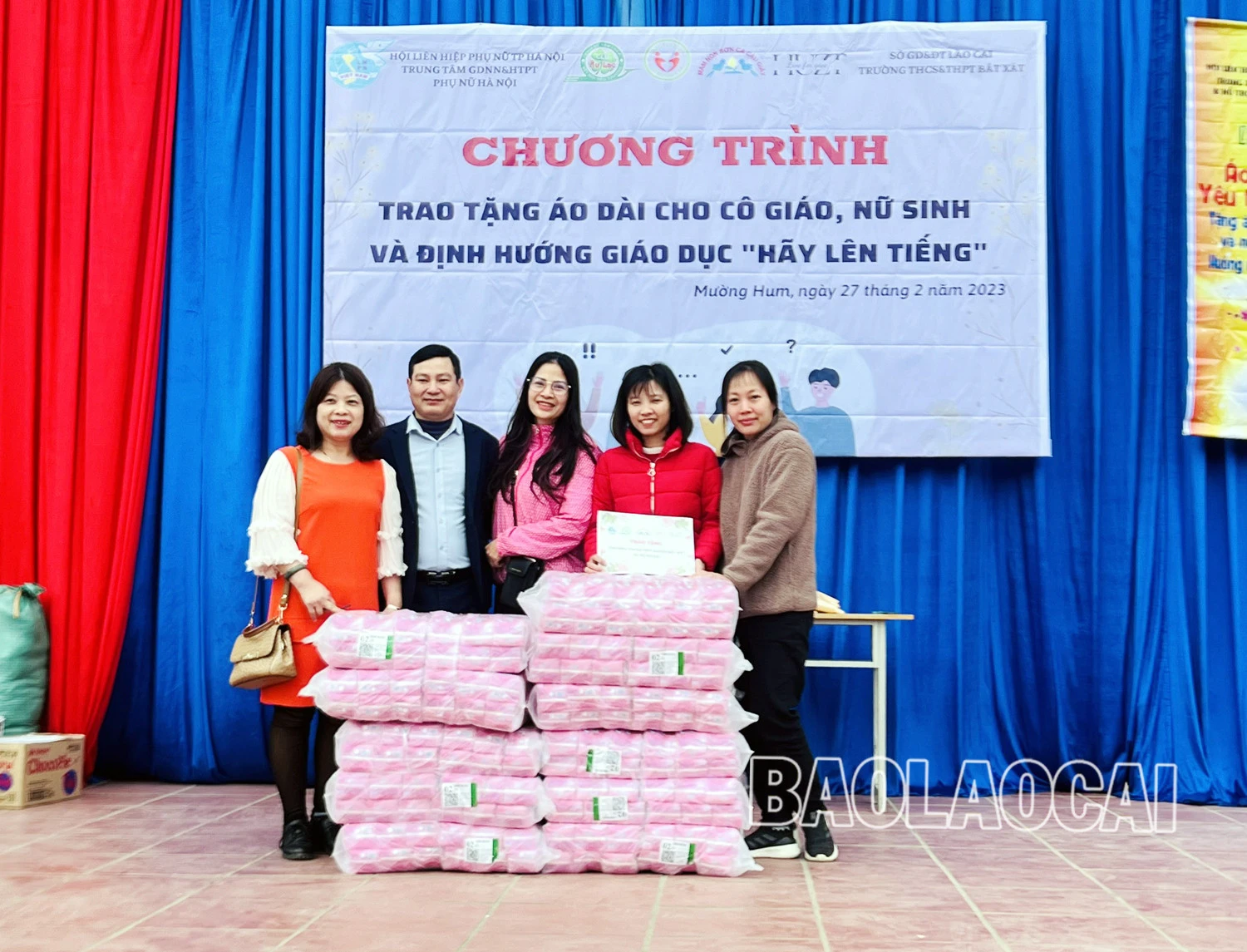 Tặng 400 bộ áo dài cho giáo viên, nữ sinh 15 trường học vùng cao Bát Xát ảnh 2