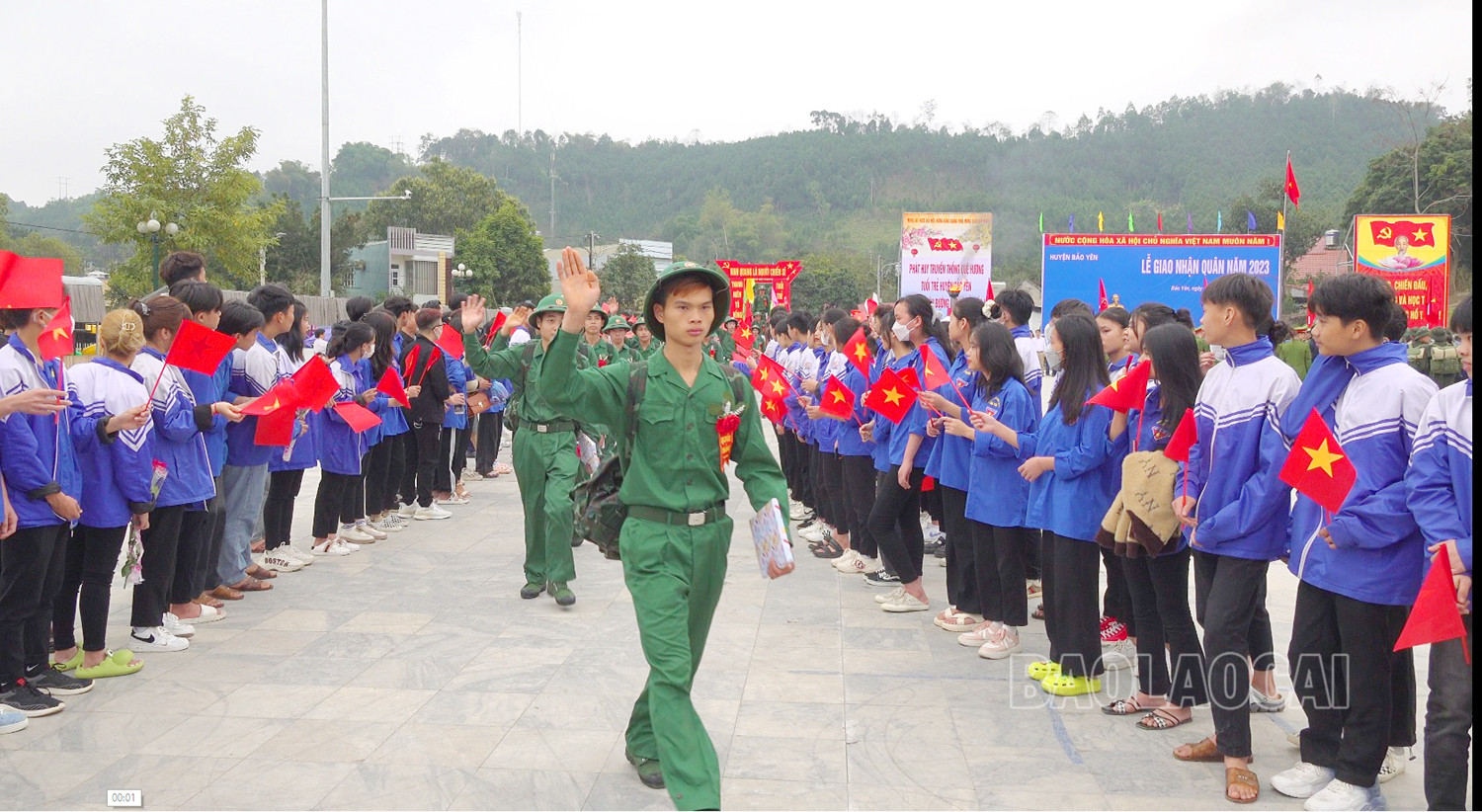 Rất đông học sinh tham gia tiễn tân binh tại huyện Bảo Yên.