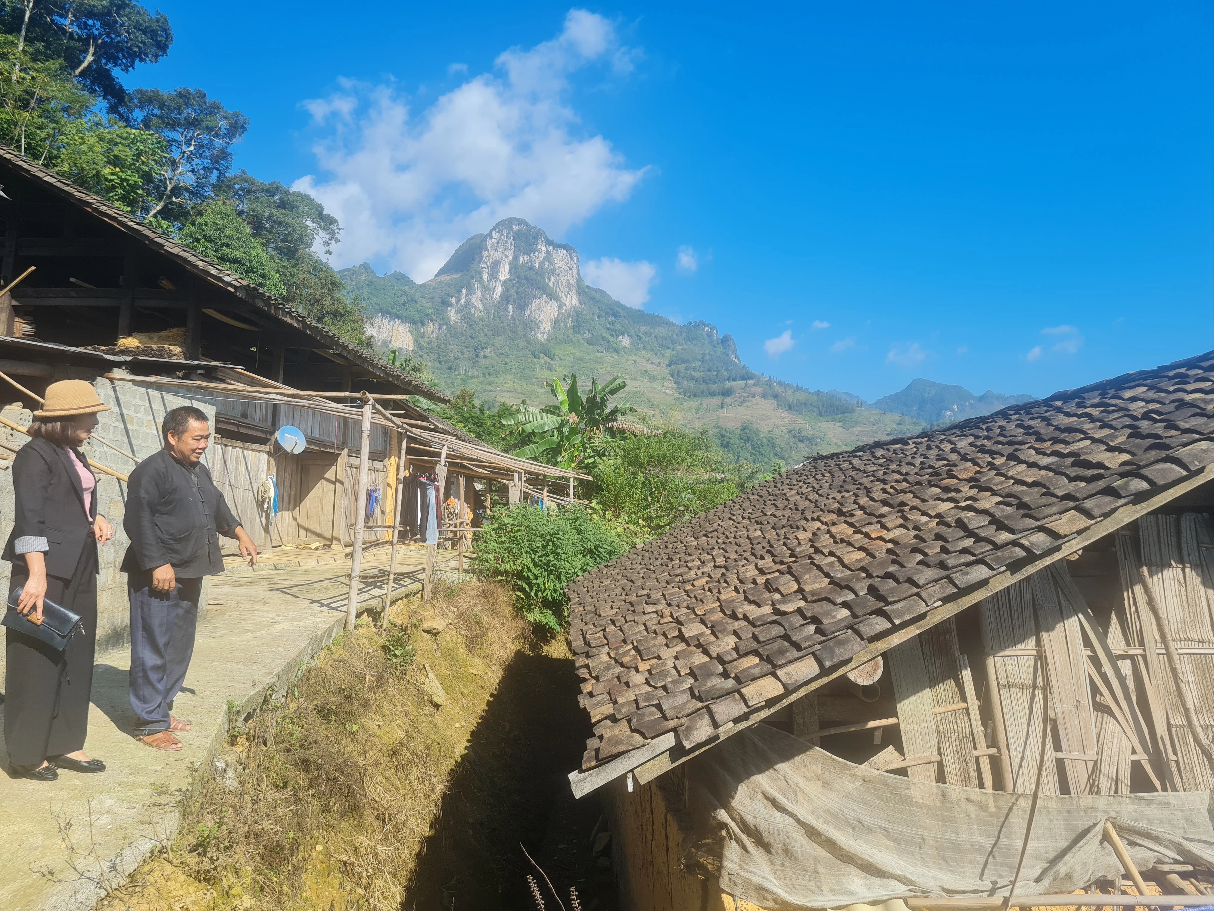 Nghệ nhân Lù Phìn Hòa đưa chúng tôi đi thăm những gia đình còn giữ nhà truyền thống lợp ngói âm dương.