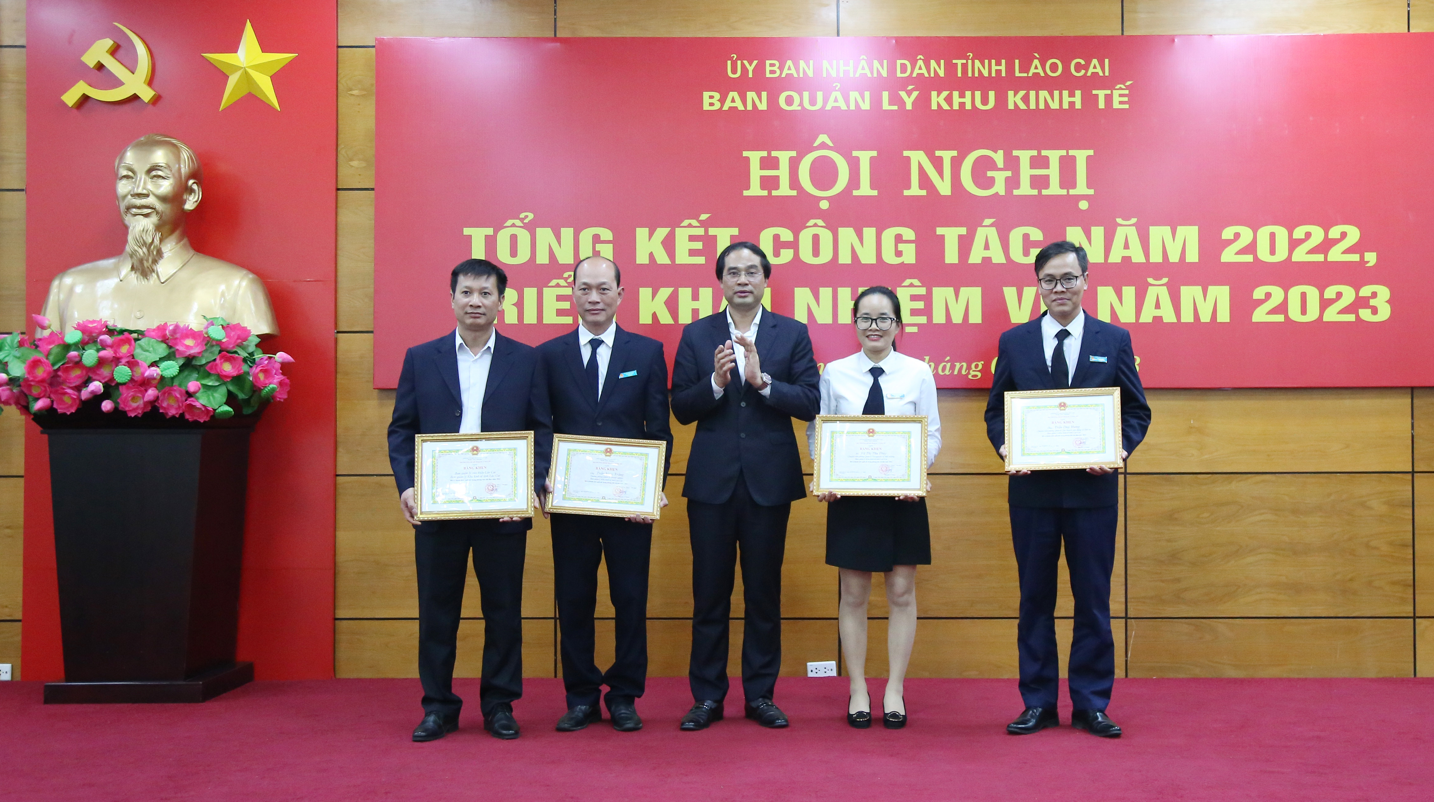 Trao Bằng khen của Bộ trưởng Bộ Kế hoạch và Đầu tư cho các tập thể, cá nhân. Trao danh hiệu "Chiến sỹ thi đua cấp tỉnh" và Bằng khen của Chủ tịch UBND tỉnh cho các tập thể, cá nhân. Trao Giấy khen của Ban Quản lý Khu kinh tế tỉnh Lào Cai cho 12 doanh nghiệp tiêu biểu. Trao tặng danh hiệu Tập thể Lao động tiên tiến.